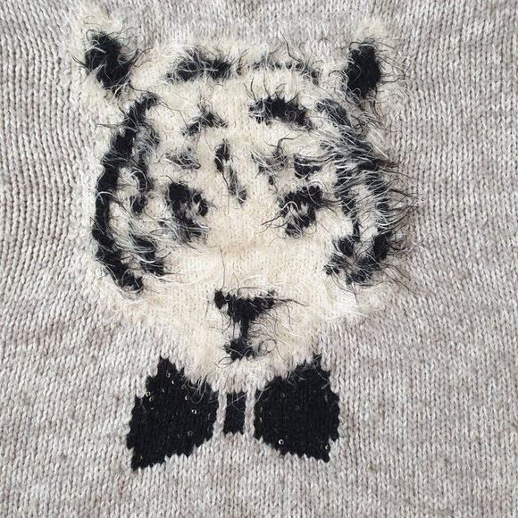 Love Knit Womens Sweater Size Medium Gray White Tiger Graphic Soft Cozy Warm - Picture 4 of 5